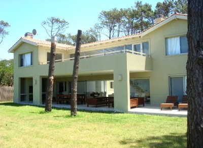 Casa en venta y alquiler temporario Club Laguna Blanca  4 dormitorios