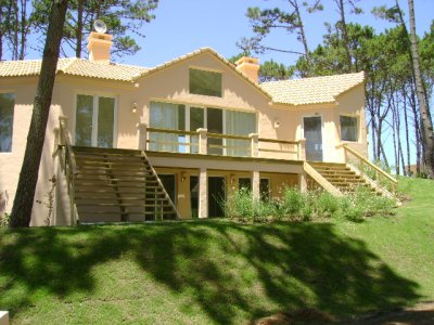 Casa en venta y alquiler temporario Club Laguna Blanca  5 dormitorios