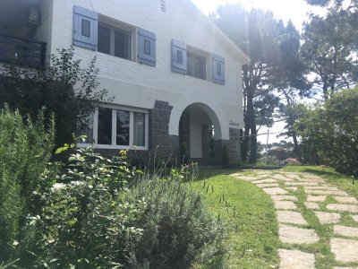 Casa en venta y alquiler temporario Playa Mansa 4 dormitorios