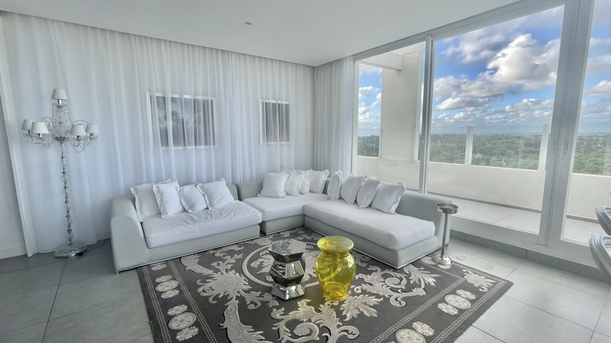 AMPLIO PENTHOUSE DUPLEX En el centro de Punta del Este