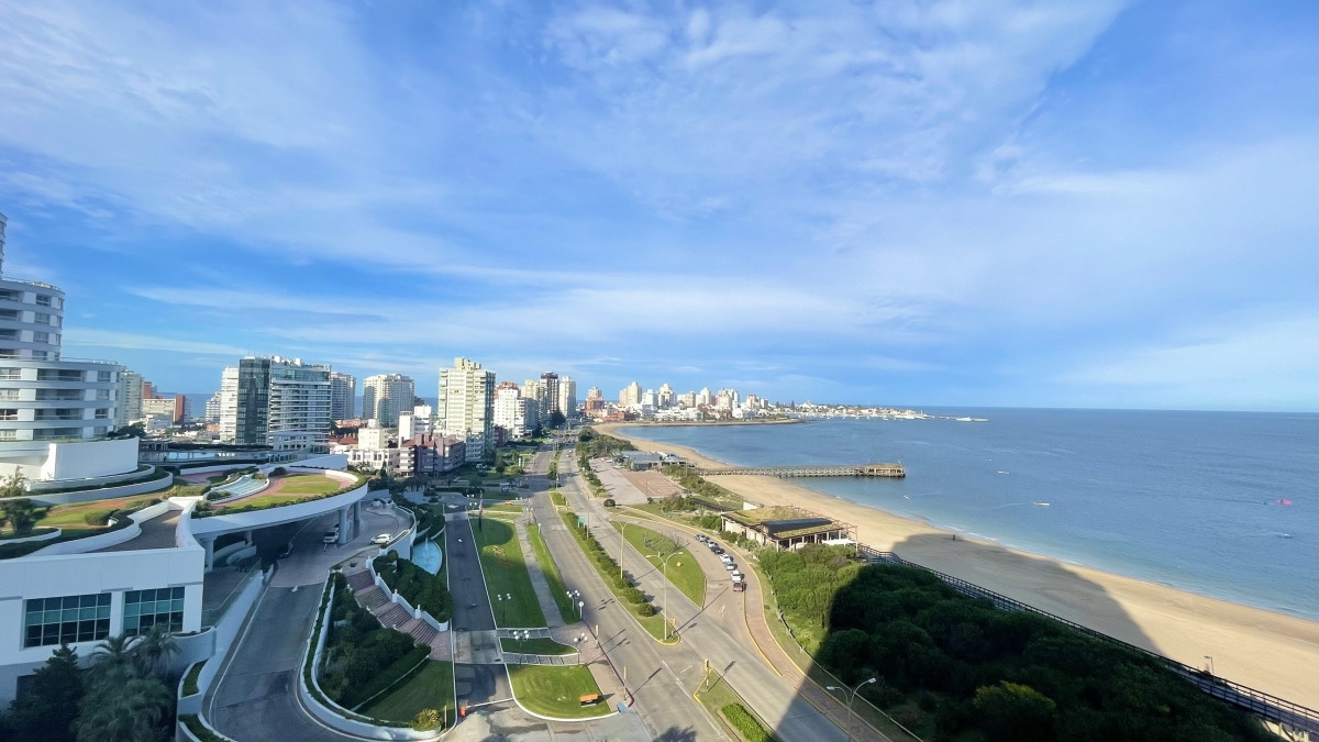OPORTUNIDAD 3 dormitorios y servicio primera línea Playa Mansa, Punta del Este
