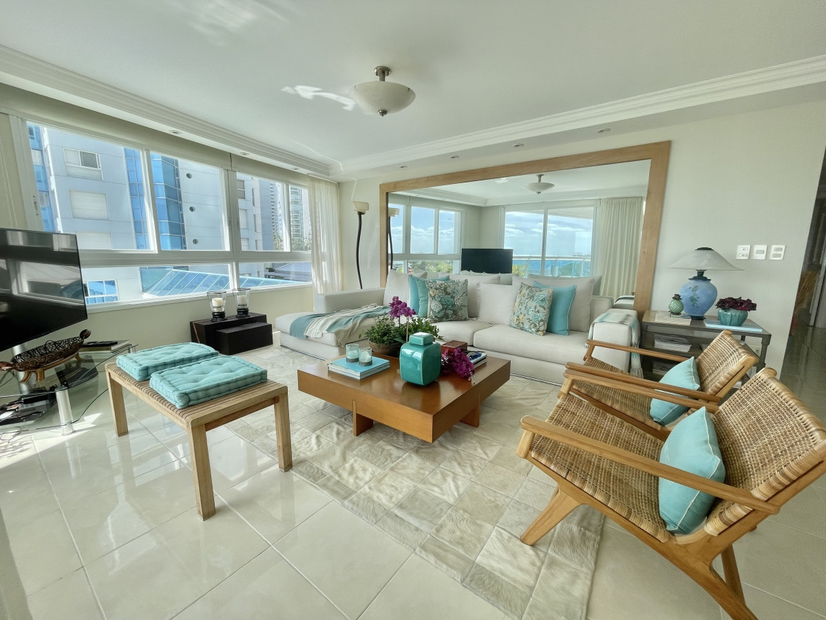 Gran apartamento 4 dormitorios en suite y servicio en primera línea Punta del Este, Playa Mansa