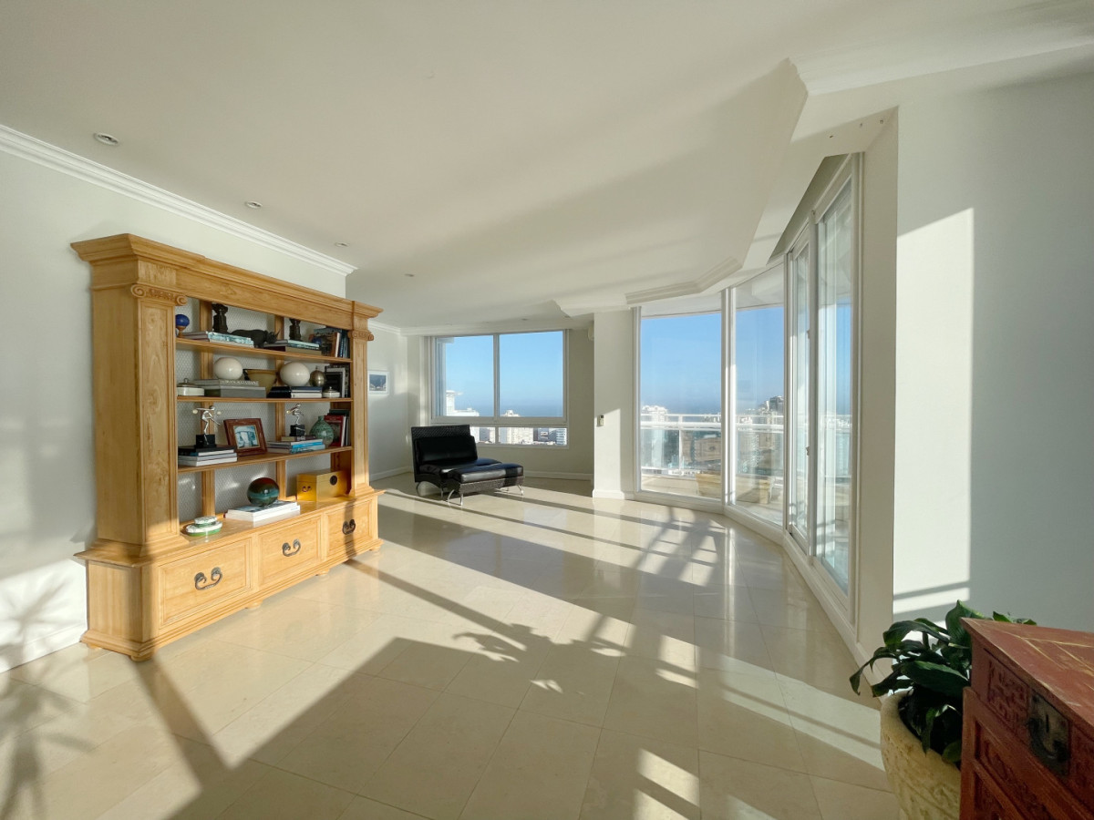 Magnífico penthouse duplex en primera línea de Playa Mansa