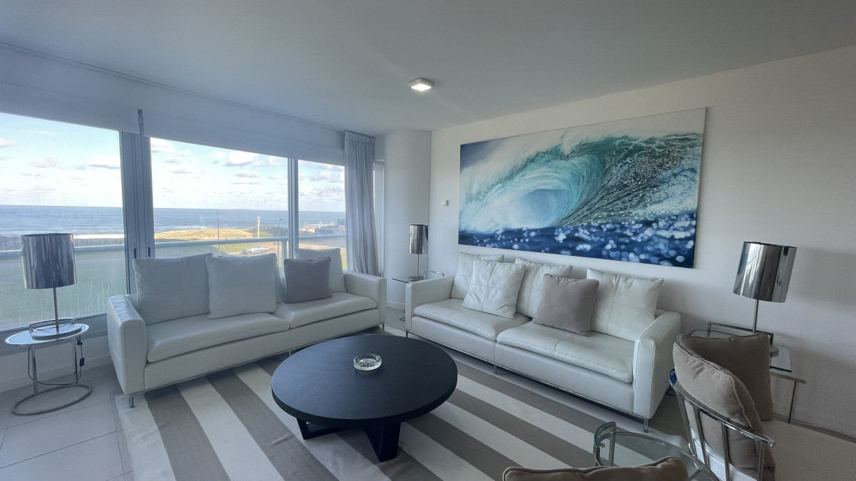 VENTA Gran apartamento esquinero en Playa Brava, Punta del Este