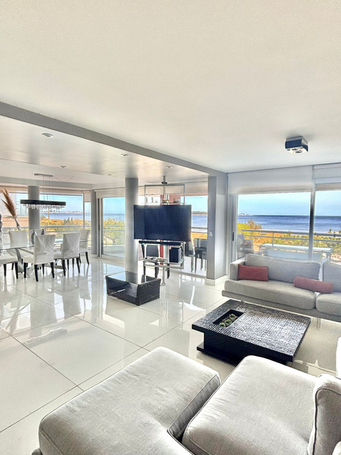 VENTA 3 dormitorios ensuite, esquinero primera línea Playa Mansa