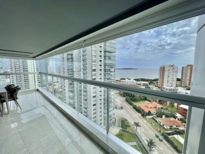Hermoso apartamento 3 dormitorios y servicio disponible en alquiler! Playa Mansa, frente al mar