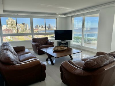 Alquiler Anual 3 dormitorios y servicio frente al mar. Torre premium