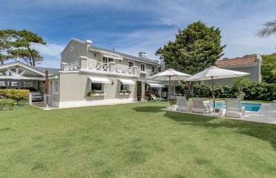Espectacular Chalet con gran jardín a pasos de Playa Montoya