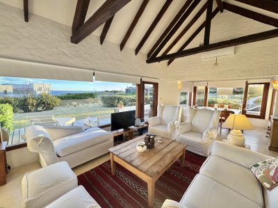 Espectacular casa de 3 dormitorios en suite y servicio en Playa Montoya