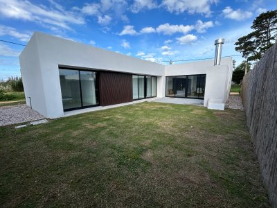 VENTA Hermosa casa a estrenar de 3 dormitorios y 2 baños a metros del mar