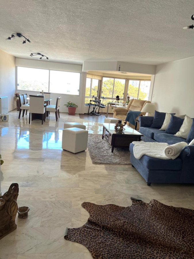 Venta de Excelente Apartamento de 3 dormitorios más dependencia en Punta del Este.