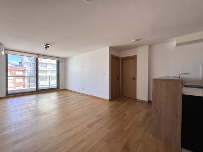 Alquiler apartamento 1 dormitorio al frente piso alto con balcón 