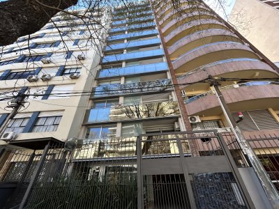 Venta Apartamento 2 Dormitorios, Balcón y Garage - Punta Carretas 