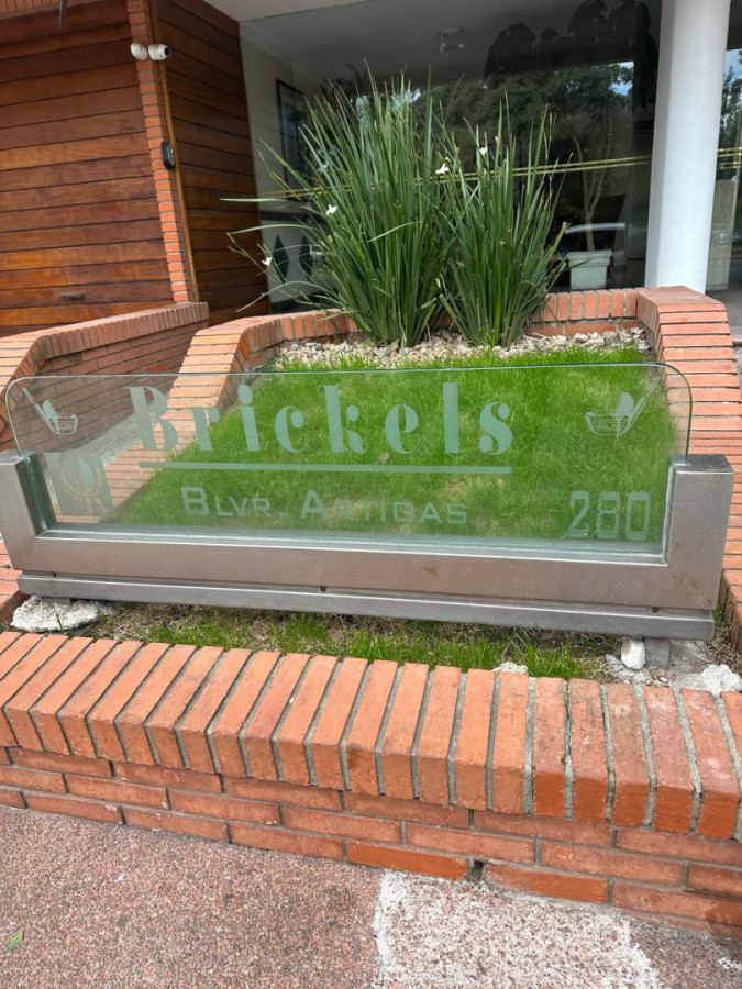 Venta apartamento de 2 dormitorios 2 baños Garaje-Punta carretas