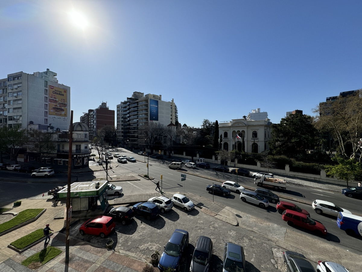 Venta apartamento 3 dormitorios + servicio + 2 garages  - Pocitos 