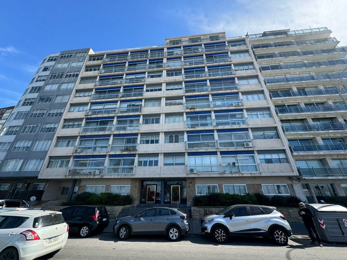 Venta apartamento 2 dormitorios + garage - Rambla Punta Carretas 