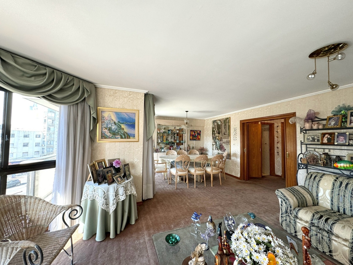Venta apartamento 3 dormitorios + servicio + 2 garages  - Pocitos 