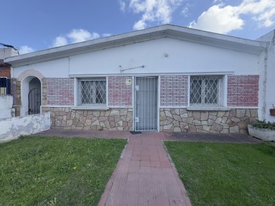 Venta casa 2 dormitorios + patio - Villa Española