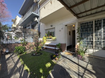 Venta casa 2 dormitorios con garaje frente y patio- Jacinto Vera