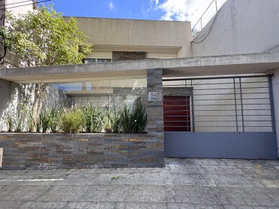 Venta casa 5 dormitorios con garaje doble barbacoa y piscina-Punta carretas
