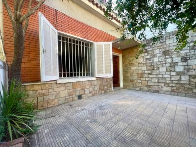 Casa reciclada de 2 Dormitorios+2Baños+Frente +patio + azotea !!!!