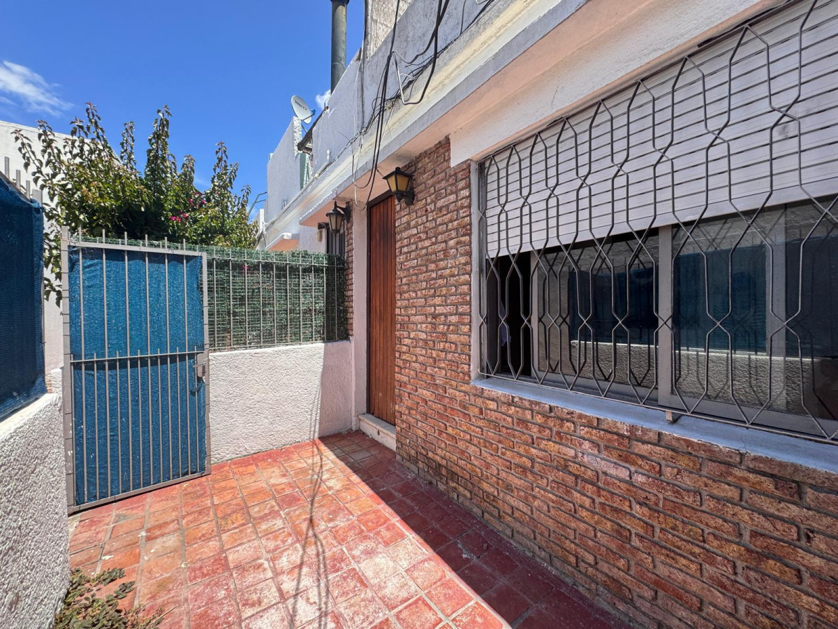 Apartamento tipo casa 2 dormitorios + patio + parrillero + terraza - Parque Batlle