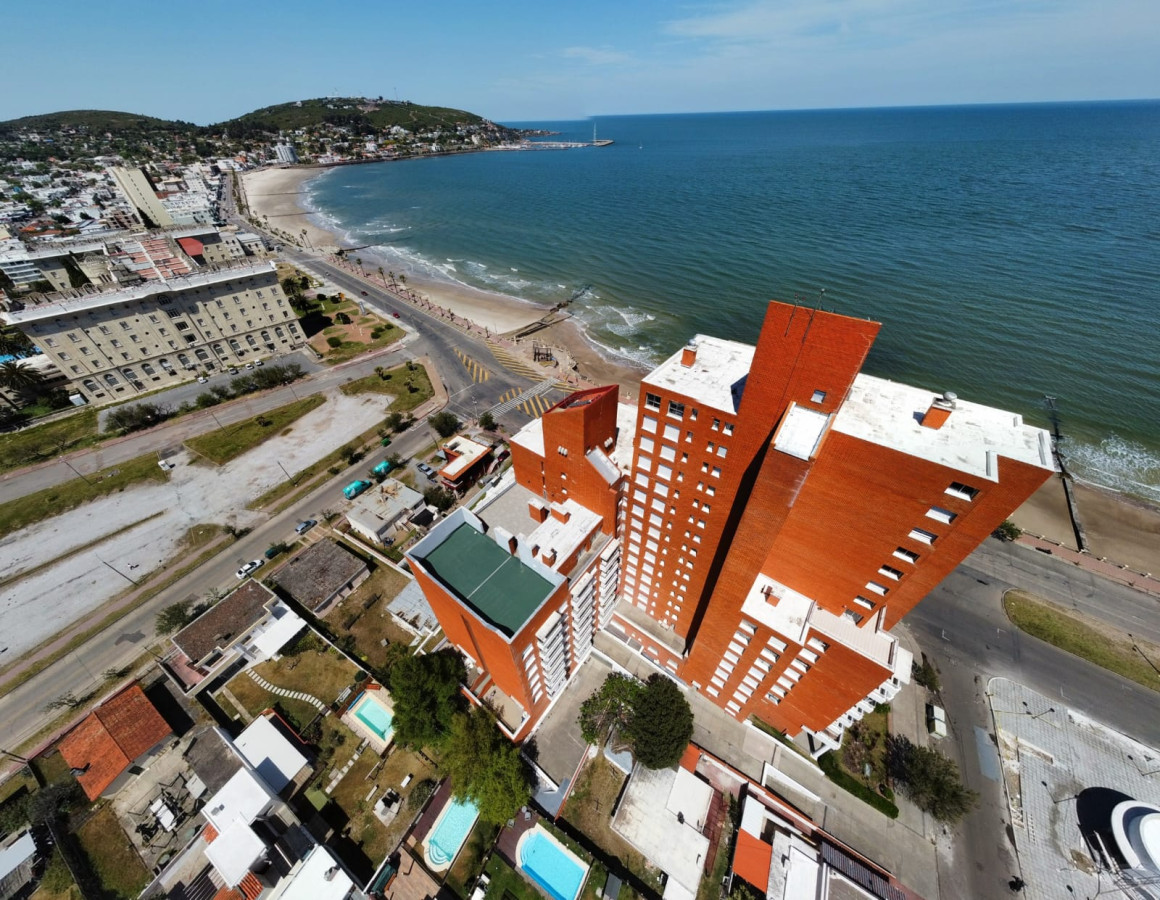 Ubicado frente al mar