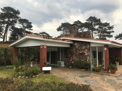 Linda Casa en la zona del Shopping