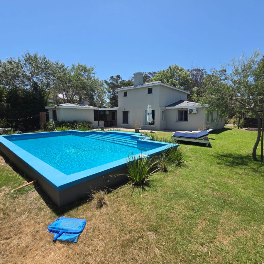 CASA EN VENTA 3 DORMITORIOS  EN LA BARRA