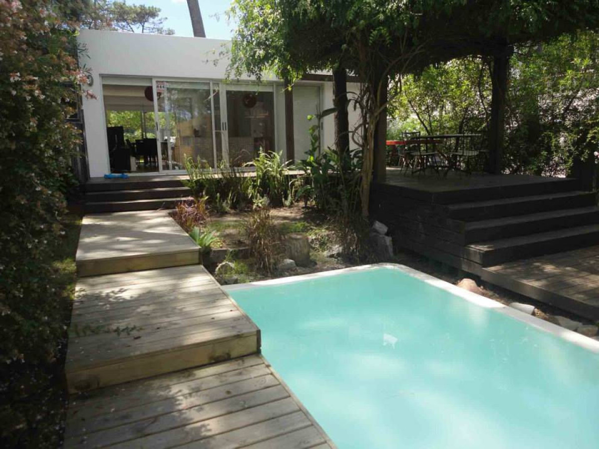 CASA EN VENTA 4 DORMITORIOS MONTOYA