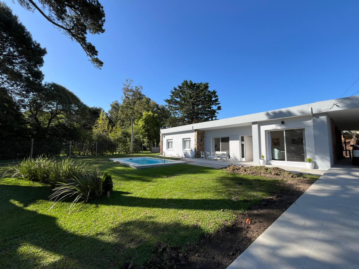 CASA EN VENTA DE 3 DORMITORIOS Y DEPENDENCIA PISCINA CLIMATIZADA SOLANAS 