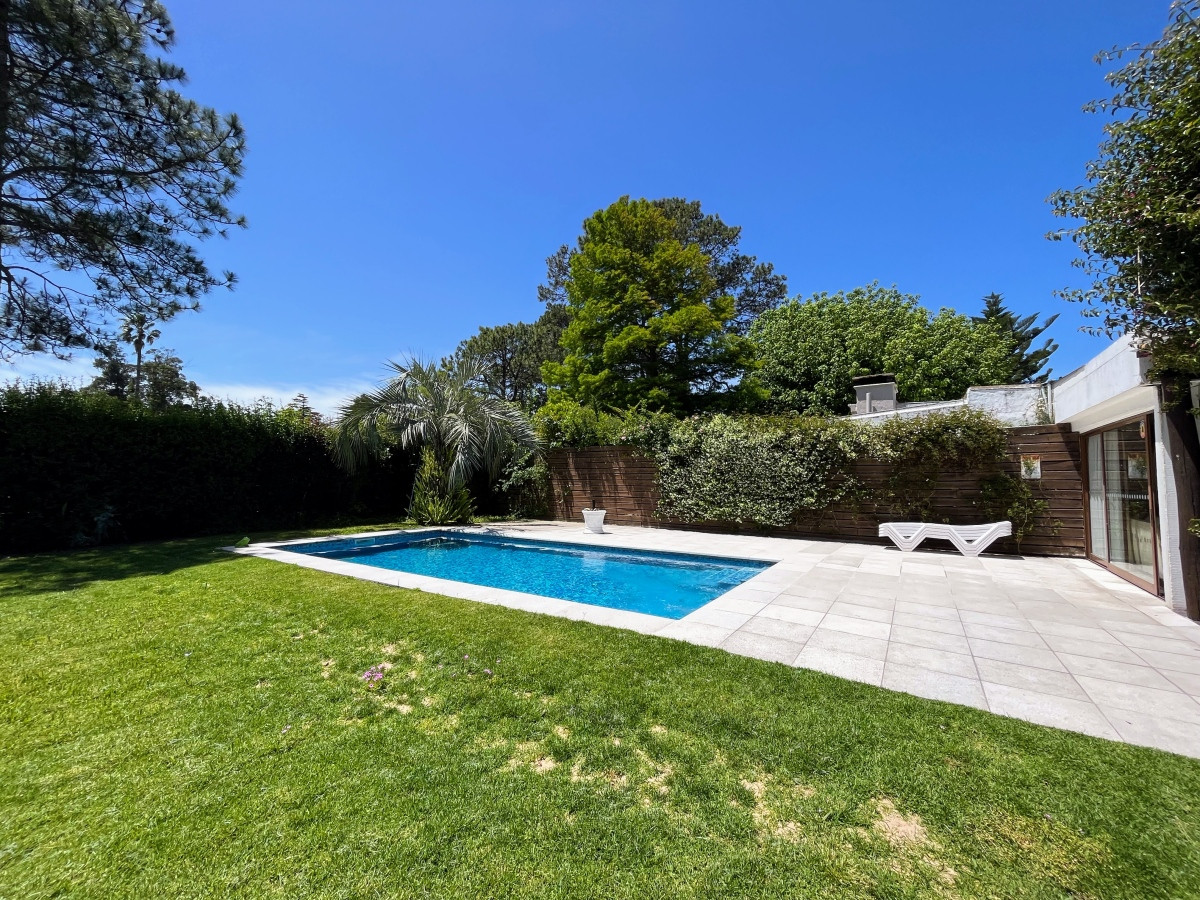 CASA EN VENTA 3 DORMITORIOS  Y DEPENDENCIA PISCINA PINARES