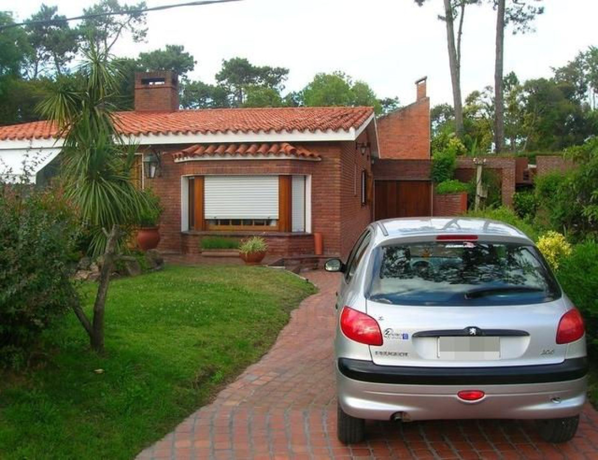 CASA DE 3 DORMITORIOS EN ALQUILER EN MANSA