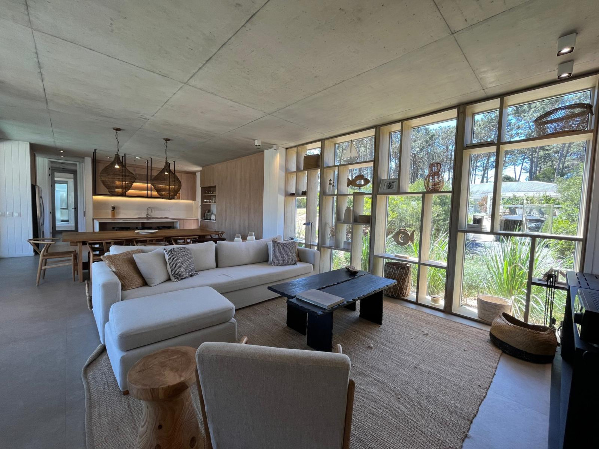 CASA EN VENTA 5 DORMITORIOS + DEPENDENCIA JOSE IGNACIO