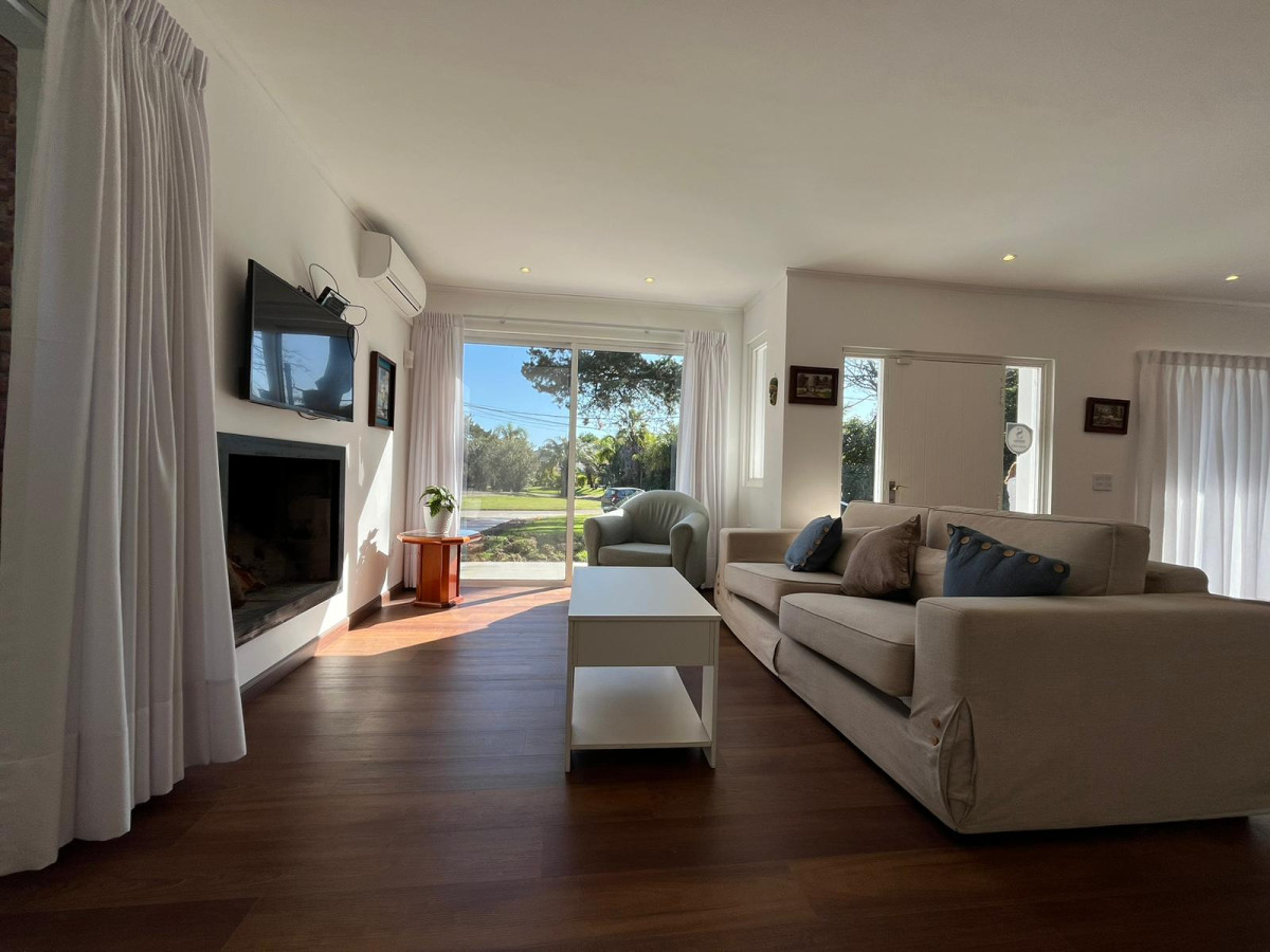 CASA EN VENTA DE 3 DORMITORIOS Y DEPENDENCIA PISCINA CLIMATIZADA SOLANAS 