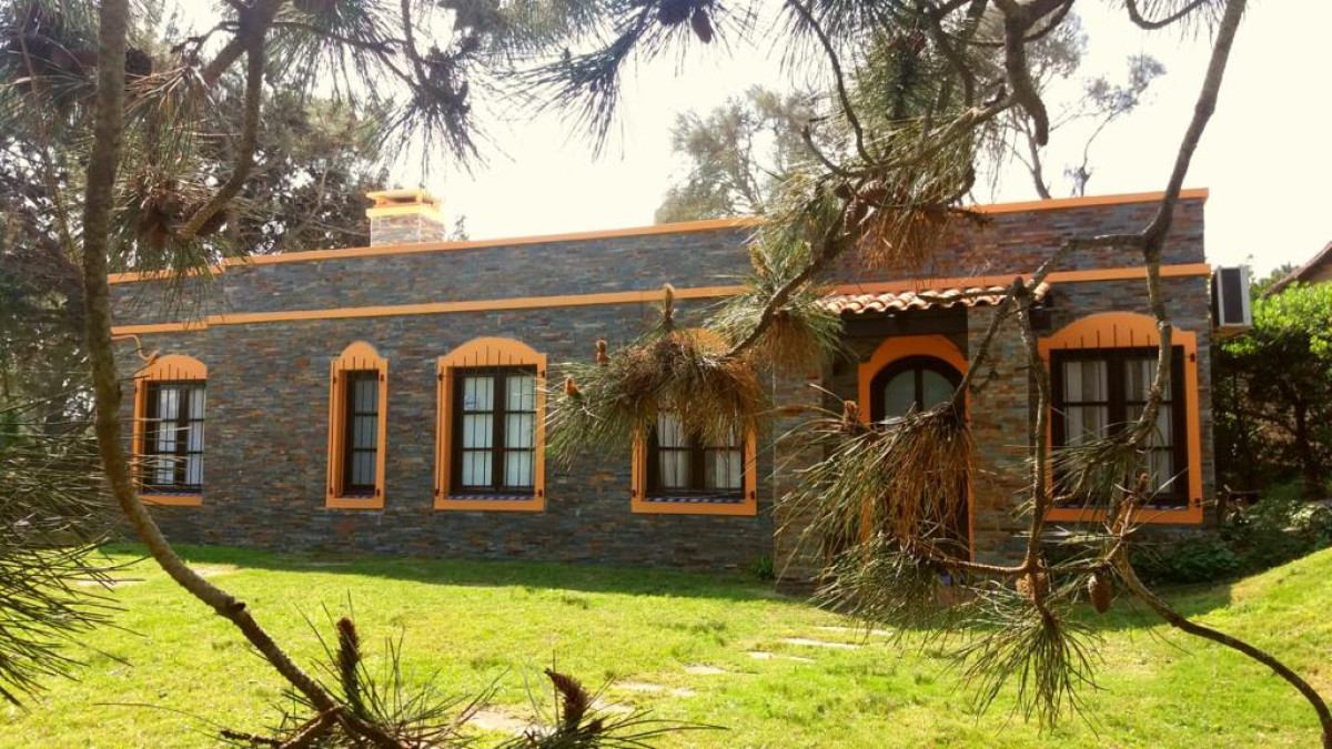 CASA EN VENTA 3 DORMITORIOS PUNTA BALLENA