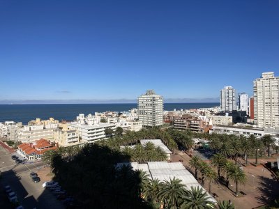 Venta Luminoso apartamento en Peninsula, Punta del Este.