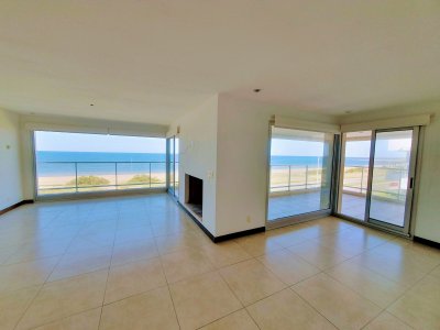 Venta de Penthouse Dúplex de 4 dormitorios en suite, frente al Mar en Punta del Este.