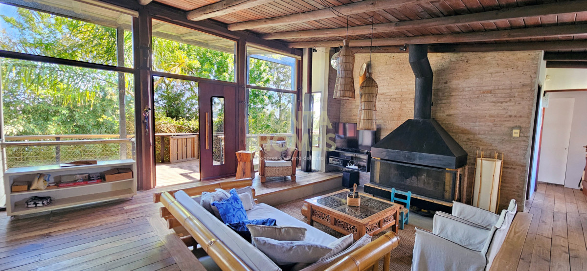 Venta de casa de 4 dormitorios y 3 baños en El Chorro, Punta del Este, Maldonado.