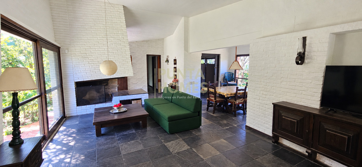 Venta de Casa de 3 dormitorios a 150 metros del mar en Pinares, Punta del Este.