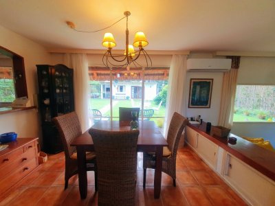 Venta de casa de 3 dormitorios, 3 baños + casa de huéspedes en Pinares, Playa Mansa, Punta del Este.