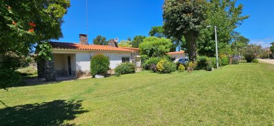 Venta de Casa con gran jardín, de 2 Dormitorios + Apartamento de Servicio en Parque del Plata