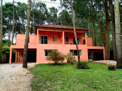 Venta amplia casa en Solanas 