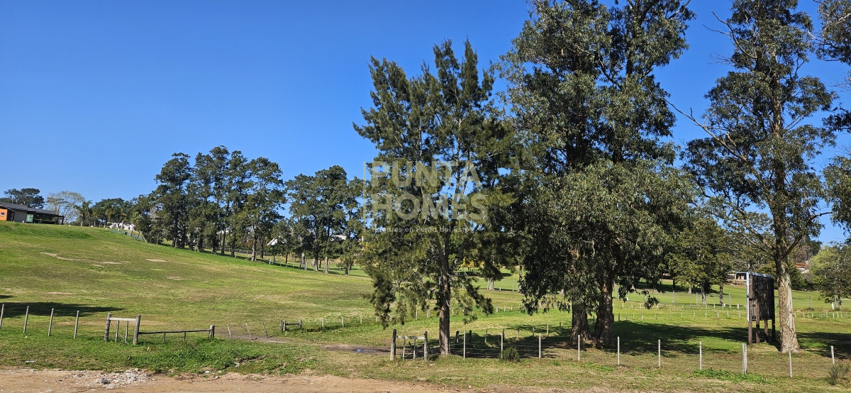 - Para Proyecto - Venta de Terrenos frente a Club de Golf de Punta del Este.