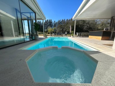 Chacra con casa moderna en venta.