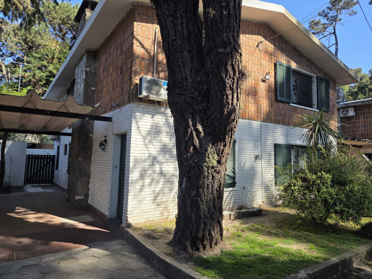 Amplio duplex -  a pocas cuadras de Roosevelt y de la Playa Mansa 