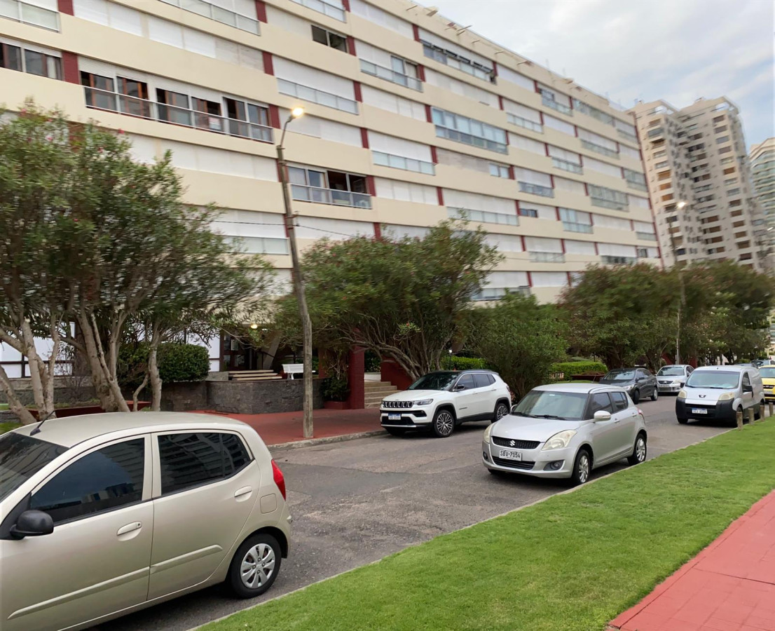 Edificio Islamar, a pocos metros de la Playa Brava 