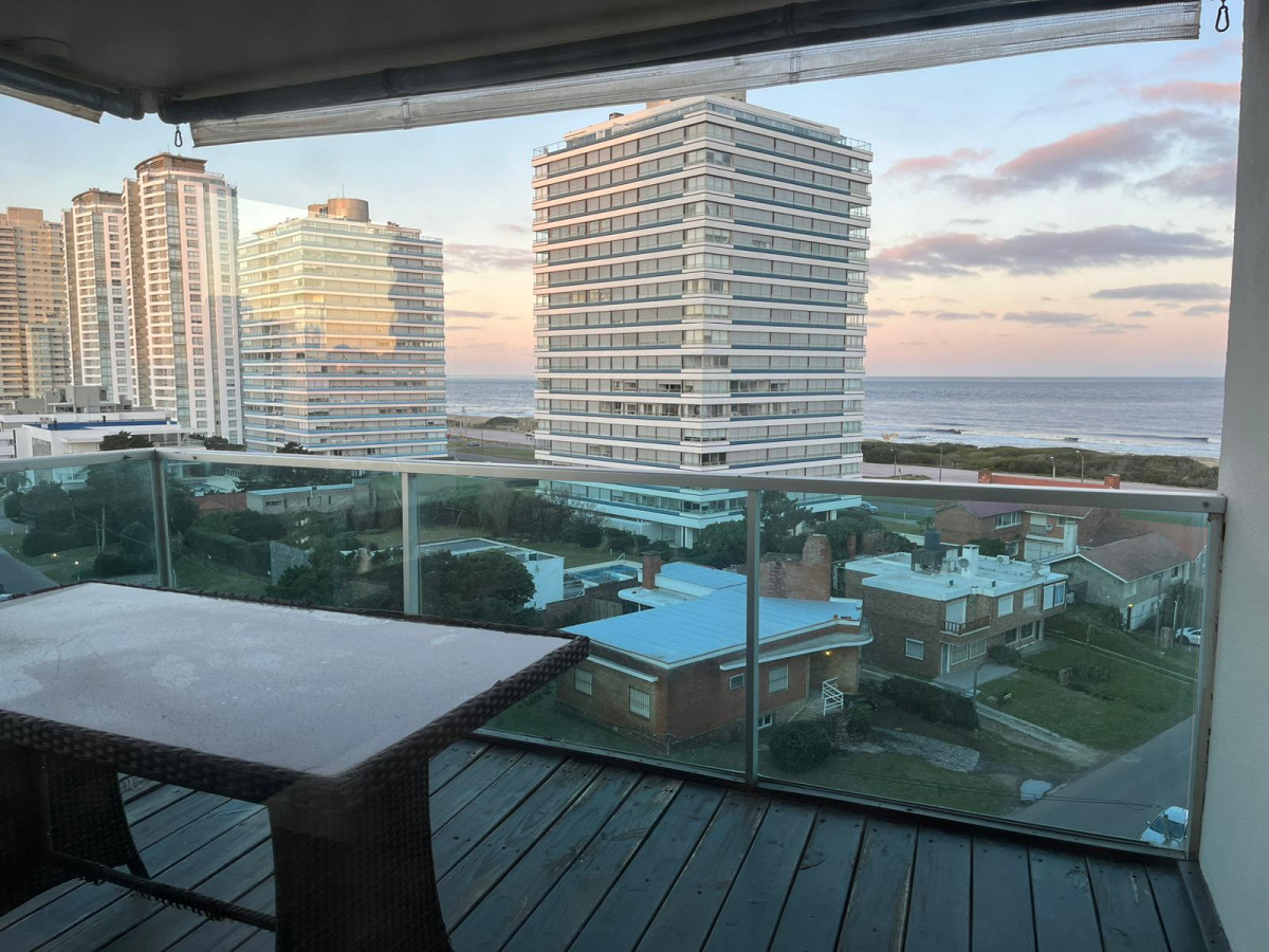 Hermoso apartamento con terraza y vista a la Playa Brava