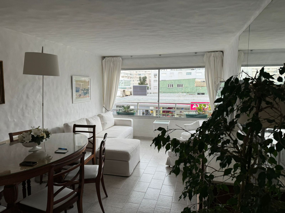 Se vende apto zona centrica, muy luminoso
