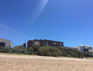 HERMOSA CASA SOBRE LA PLAYA EN LA PALOMA, ROCHA